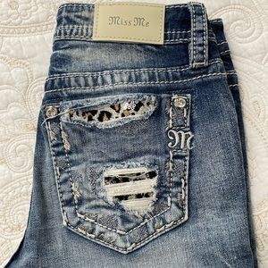 Miss Me low-rise skinny jeans w/ leopard print peak-a-boo on back pockets